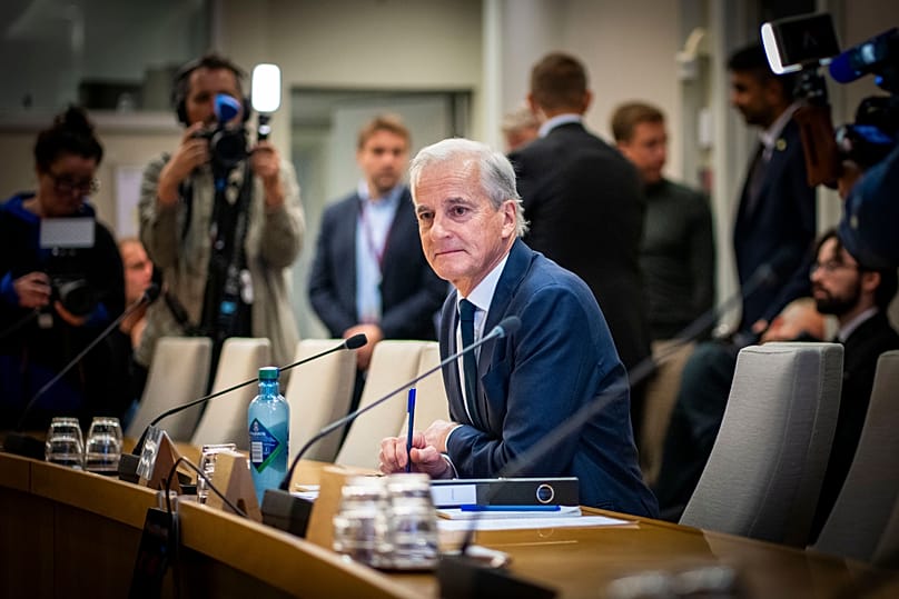 Norwegens Ministerpräsident Jonas Gahr Støre verfolgt die öffentliche Anhörung des Kontroll- und Verfassungsausschusses des Storting in Oslo am 30. September 2026