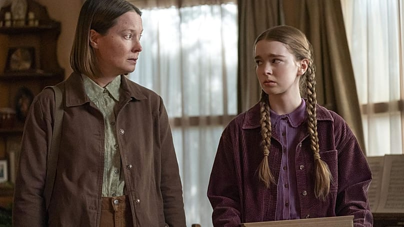 Samantha Sloyan y Summer H. Howell en 'Carrie'.  