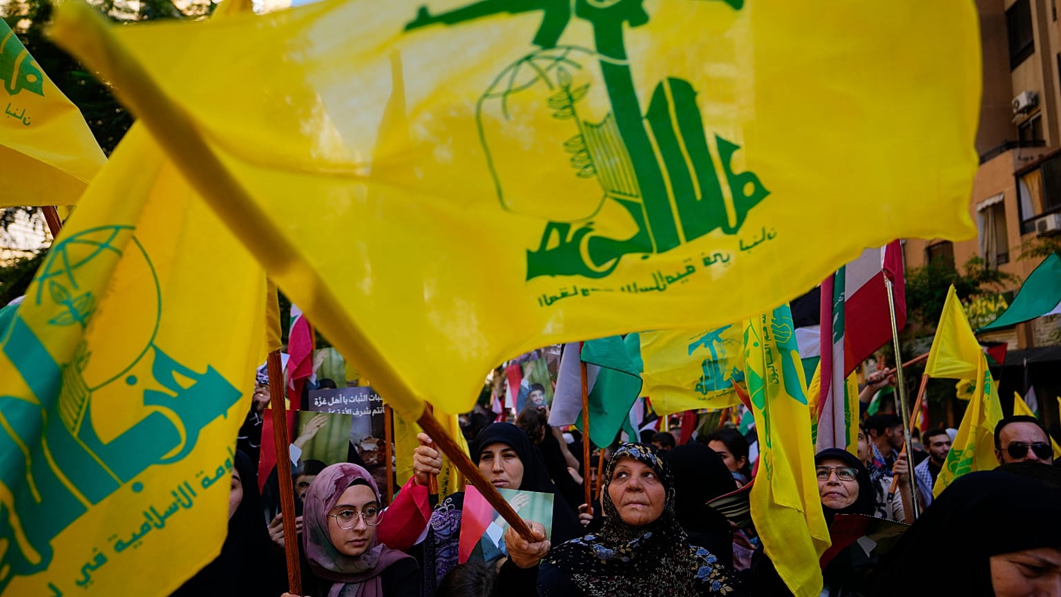 أنصار حزب الله يلوحون بأعلام حزب الله خلال احتجاج تضامنا مع الشعب الفلسطيني في غزة، في الضاحية الجنوبية لبيروت، لبنان