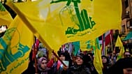 أنصار حزب الله يلوحون بأعلام حزب الله خلال احتجاج تضامنا مع الشعب الفلسطيني في غزة، في الضاحية الجنوبية لبيروت، لبنان