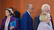 Bundeskanzler Friedrich Merz, Mitte, trifft am Mittwoch, 30. September 2026, zur Kabinettssitzung im Bundeskanzleramt in Berlin ein.