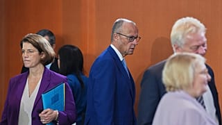 Bundeskanzler Friedrich Merz, Mitte, trifft am Mittwoch, 30. September 2026, zur Kabinettssitzung im Bundeskanzleramt in Berlin ein.