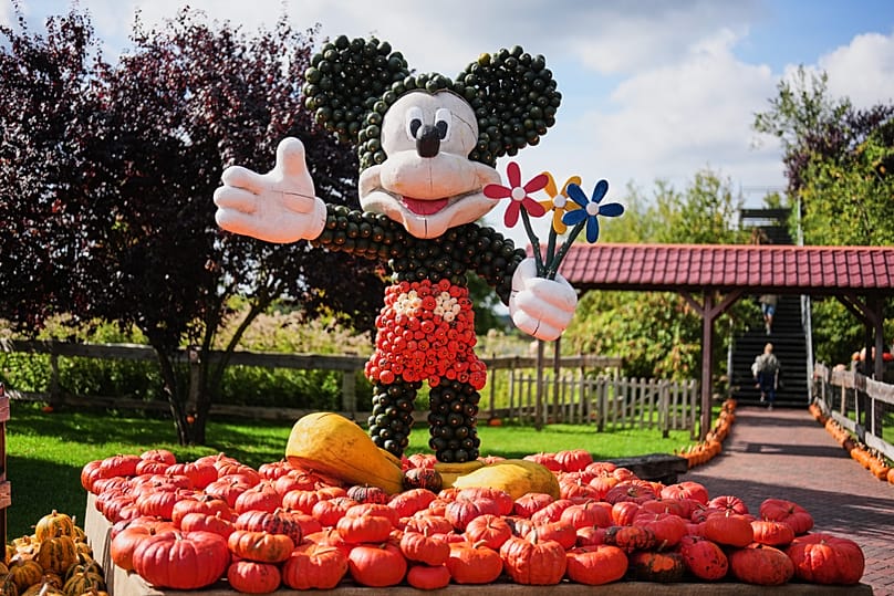 Eine aus Kürbissen und Holz gefertigte „Mickey Mouse“