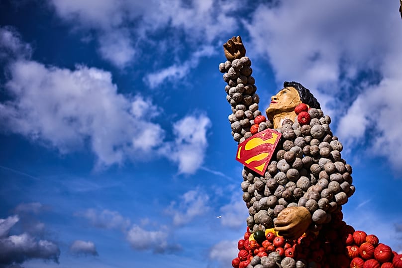  Eine aus Kürbissen und Holz gefertigte „Superman“-Figur