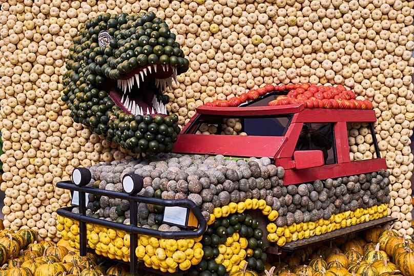 Eine aus Kürbissen und Holz gestaltete Szene aus dem Film „Jurassic Park“