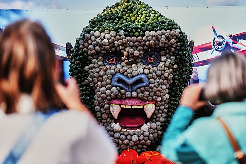 Besucher fotografieren am Donnerstag, den 17. September 2026, eine aus Kürbissen und Holz gefertigte „King-Kong“-Figur auf der Ausstellung "Pumpkin Goes to Hollywood“