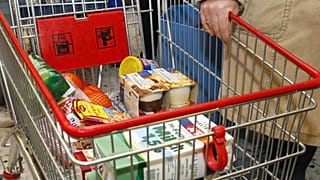 Un carrello fotografato all'interno di un supermercato