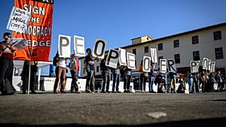 San Francisco’daki OpenAI DevDay 2026 konferansının dışında yapay zekâ karşıtı protestocular slogan atıyor.