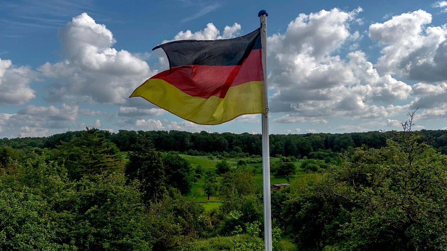 Almanya'nın Frankfurt kenti yakınlarındaki bir arazide Alman bayrağı dalgalanıyor, 22 Mayıs 2024.