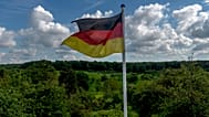 Almanya'nın Frankfurt kenti yakınlarındaki bir arazide Alman bayrağı dalgalanıyor, 22 Mayıs 2024.