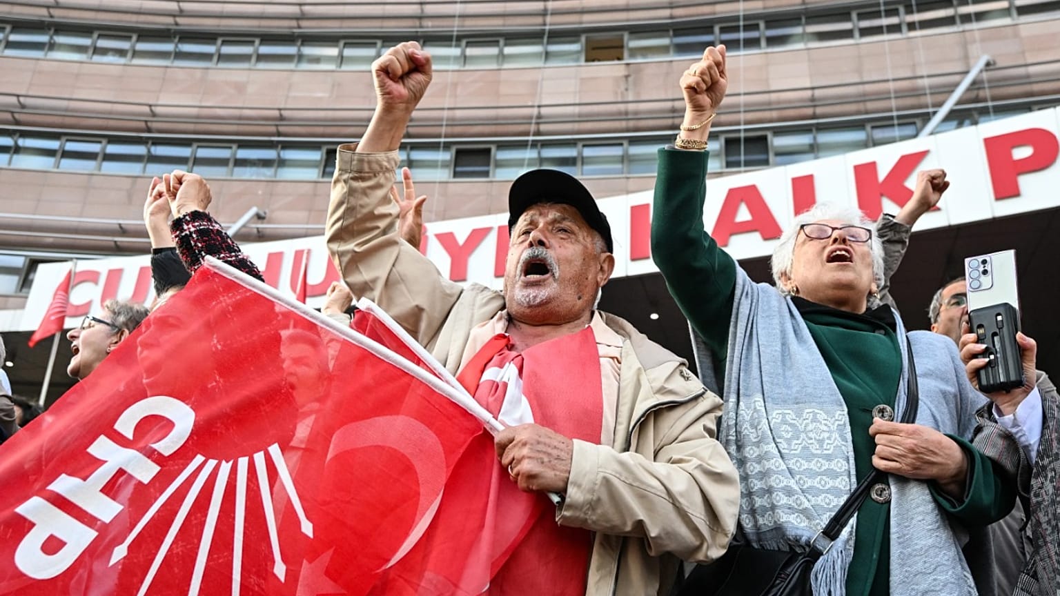 Arşiv / CHP genel merkezi önünde mutlak butlan protestosu.