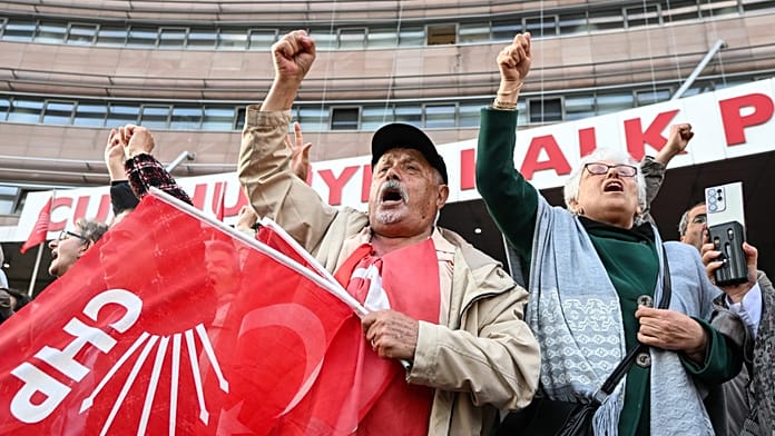 İstanbul'da üç ilçe belediye başkanı, CHP'den ihraç edildi