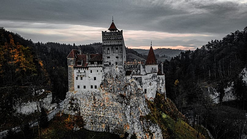 O lendário ‘castelo do Drácula’, na Transilvânia, é invadido por fãs de tudo o que envolve o Halloween na noite de 31 de outubro