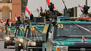 عناصر أمن عراقيون يرفعون علامة النصر أثناء استقلالهم مركبات ضمن موكب احتفالي بانسحاب القوات الأمريكية الكامل من العراق، في بغداد، يوم الأربعاء، 30 سبتمبر 2026.