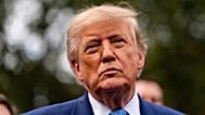 El presidente Donald Trump habla con periodistas frente al Ala Oeste de la Casa Blanca, el martes 29 de septiembre de 2026, en Washington.