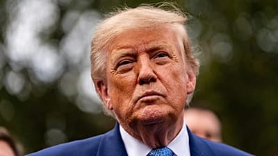 El presidente Donald Trump habla con periodistas frente al Ala Oeste de la Casa Blanca, el martes 29 de septiembre de 2026, en Washington.