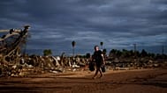 Un hombre camina por una calle afectada por las inundaciones en Paiporta, epicentro de la tormenta, cerca de Valencia, España, el 2 de noviembre de 2024.