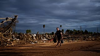 Un hombre camina por una calle afectada por las inundaciones en Paiporta, epicentro de la tormenta, cerca de Valencia, España, el 2 de noviembre de 2024.