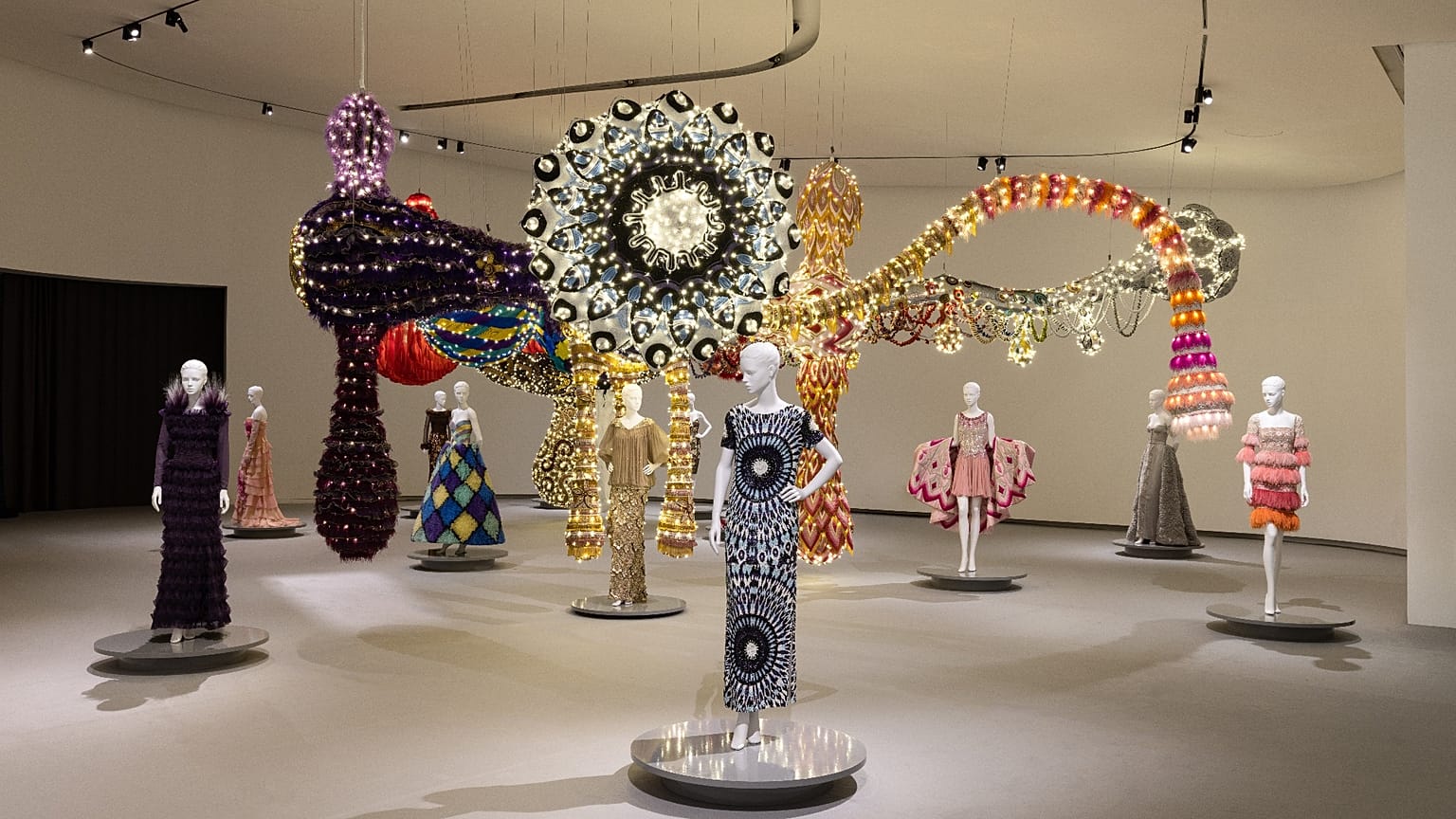 منظر من معرض "VENUS - Valentino Garavani" بعيون "Joana Vasconcelos". "MAAT", 2026.