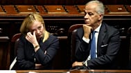 La premier Giorgia Meloni, a sinistra, alla Camera bassa in vista del voto di fiducia per il suo Gabinetto, 25/10/2022. A destra il ministro dell'Interno Matteo Piantedos