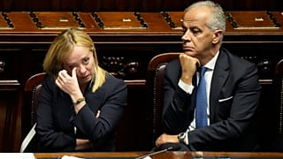 La premier Giorgia Meloni, a sinistra, alla Camera bassa in vista del voto di fiducia per il suo Gabinetto, 25/10/2022. A destra il ministro dell'Interno Matteo Piantedos