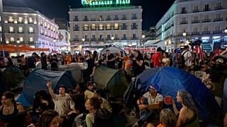 Una foto del estado de la Plaza de Sol con los acampados. 
