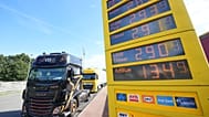 Eine Tankstelle zeigt Rekordpreise neben Lkw auf der Autobahn in Herten, einen Tag bevor die Bundesregierung den Tankrabatt einführt, 30. September 2026