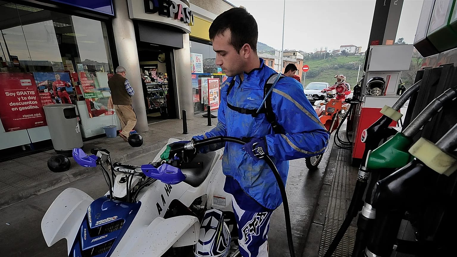 ARCHIVO: Un conductor llena el depósito de su vehículo en una gasolinera cerca de la localidad vasca de Muzkiz, en el norte de España, en febrero de 2011.