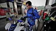 ARCHIVO: Un conductor llena el depósito de su vehículo en una gasolinera cerca de la localidad vasca de Muzkiz, en el norte de España, en febrero de 2011.