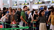 ARŞİV: Yolcular, Ağustos 2017'de İspanya’daki Barcelona-El Prat Havalimanı’nda güvenlik kontrolünden geçmeyi bekliyor.