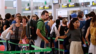 ARCHÍV FELVÉTEL: Utasok várakoznak a biztonsági ellenőrzésre a spanyolországi Barcelona–El Prat repülőtéren 2017 augusztusában.