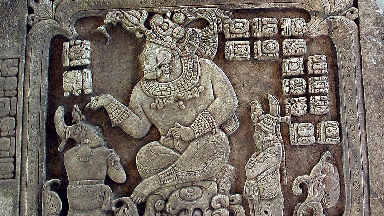 ARCHIV: Diese Steinplatte, im April 2004 in Cancuén (Guatemala) fotografiert, zeigt den Maya-König Taj Chan Ahk bei der Einsetzung eines Unterherrschers.