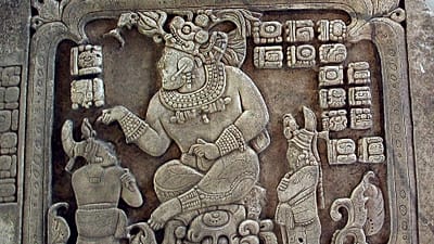 ARCHIVO: Este panel de piedra, fotografiado en abril de 2004 en Cancuén (Guatemala), muestra al rey maya Taj Chan Ahk investiendo a un gobernante subordinado durante una cerem