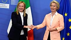 Az Európai Bizottság elnöke, Ursula von der Leyen (jobbra) köszönti Giorgia Meloni olasz miniszterelnököt az EU brüsszeli központjában, 2022. november 3-án.