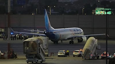 Un avion de la compagnie flydubai transportant des Israéliens ayant effectué un atterrissage d'urgence en Arabie saoudite, garé à l'aéroport Ben Gourion près de Tel Aviv, le 30 septembre 2026