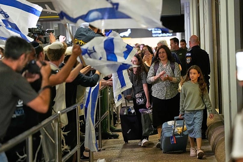 Israelische Passagiere eines flydubai-Flugs werden am Ben-Gurion-Flughafen bei Tel Aviv begrüßt, 30. September 2026