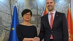 Az EU bővítéséért felelős biztos, Marta Kos (balra) kezet fog Milojko Spajic montenegrói kormányfővel Podgoricában, Montenegróban, 2026. március 26-án, csütörtökön.