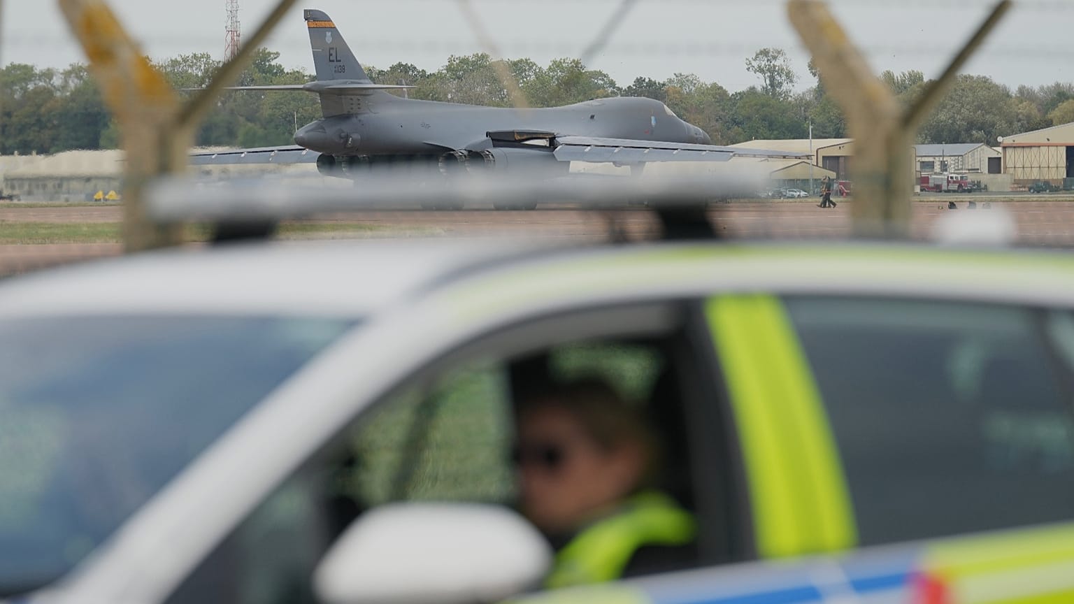 Um bombardeiro B1 prepara-se para descolar, enquanto agentes da polícia vigiam um controlo perto da base aérea RAF Fairford, em Fairford, 29 setembro 2026