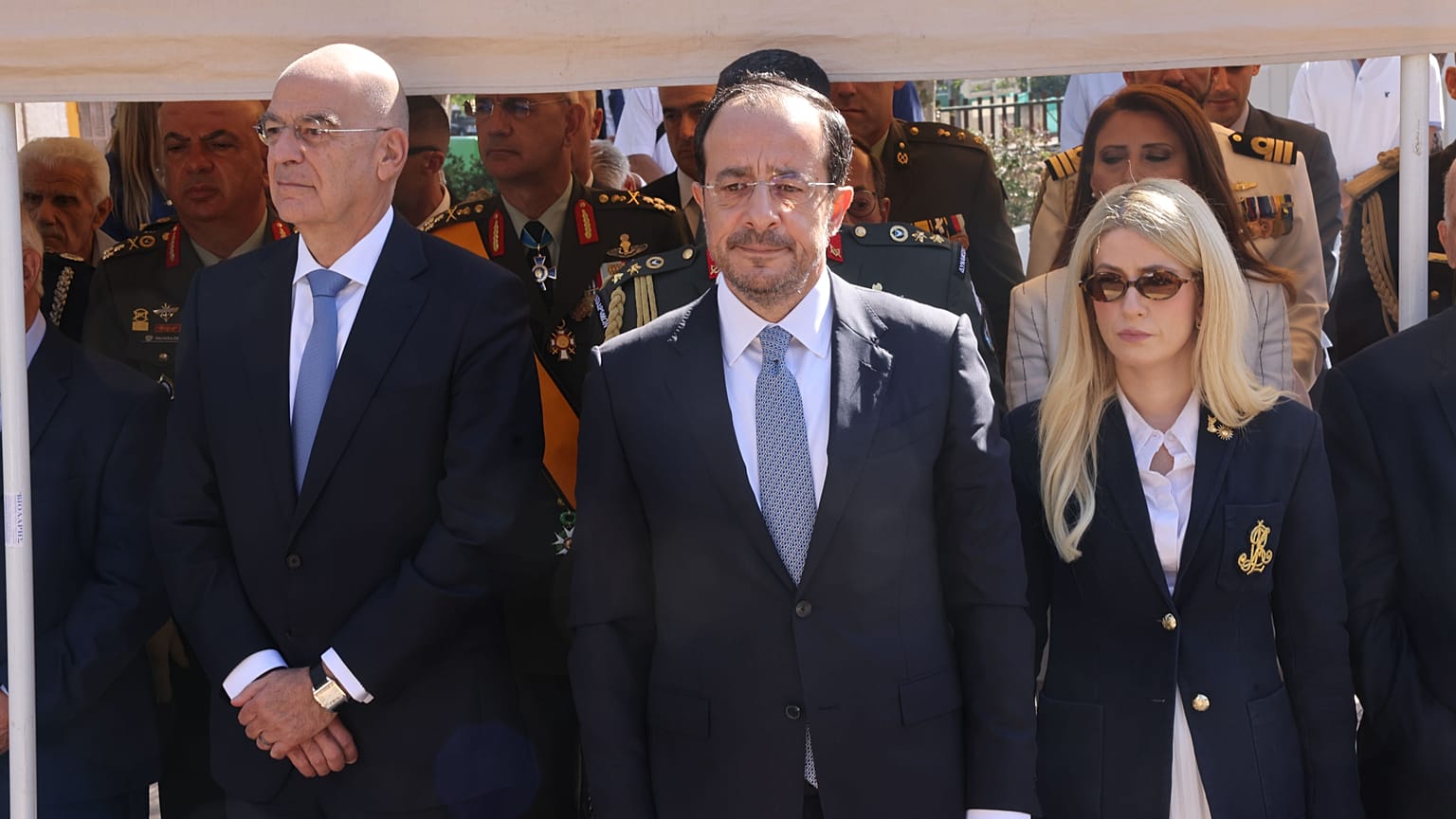Νίκος Δένδιας, Νίκος Χριοστοδουλίδης και Αννίτα Δημητρίου στο Τρισάγιο στο Μνημείο Δημοκρατίας και Αντίστασης