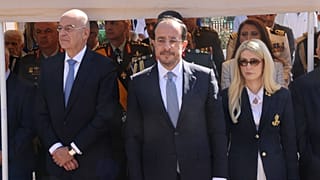 Νίκος Δένδιας, Νίκος Χριοστοδουλίδης και Αννίτα Δημητρίου στο Τρισάγιο στο Μνημείο Δημοκρατίας και Αντίστασης