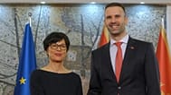 La comisaria europea de Ampliación Marta Kos, izquierda, estrecha la mano al primer ministro de Montenegro Milojko Spajic en Podgorica, Montenegro, el 26 de marzo de 2026.