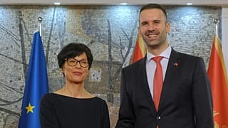 La comisaria europea de Ampliación Marta Kos, izquierda, estrecha la mano al primer ministro de Montenegro Milojko Spajic en Podgorica, Montenegro, el 26 de marzo de 2026.