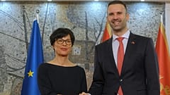 AB'nin genişlemeden sorumlu Komiseri Marta Kos (solda), Karadağ Başbakanı Milojko Spajic ile 26 Mart 2026'da Podgorica'da el sıkışıyor.