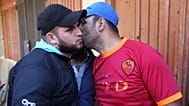 عناق بين أبو يوسف (علوي) وأبو هيثم (سني) إثر انتشار الجيش اللبناني بين جبل محسن وباب التبانة بطرابلس في 2 نيسان 2014 لإنهاء اشتباكات دامية.