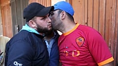 عناق بين أبو يوسف (علوي) وأبو هيثم (سني) إثر انتشار الجيش اللبناني بين جبل محسن وباب التبانة بطرابلس في 2 نيسان 2014 لإنهاء اشتباكات دامية.