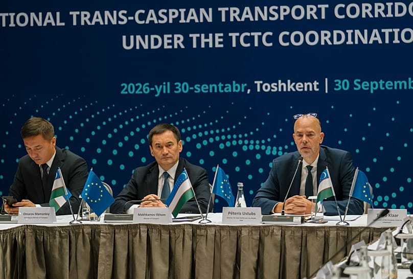 Ο υπουργός Μεταφορών Ilkhom Makhkamov και ο Pēteris Ustubs, διευθυντής για την Ασία και τον Ειρηνικό, DG INTPA