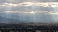 Los rayos de sol iluminan la Base Aérea Davis-Monthan, en Tucson (Arizona), entre chaparrones, el martes 29 de septiembre de 2026. 