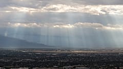 Los rayos de sol iluminan la Base Aérea Davis-Monthan, en Tucson (Arizona), entre chaparrones, el martes 29 de septiembre de 2026. 