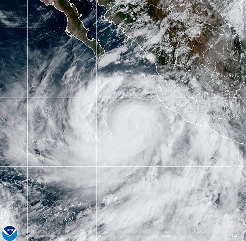 Esta imagen de satélite de la Administración Nacional Oceánica y Atmosférica muestra el huracán Rachel en el océano Pacífico el miércoles 30 de septiembre de 2026.