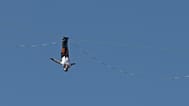 Funambulista estónio Jaan Roose atravessa uma fita de slackline que liga o hotel Koreana ao Dong-A Media Center, em Seul, quinta-feira, 1 de outubro de 2026